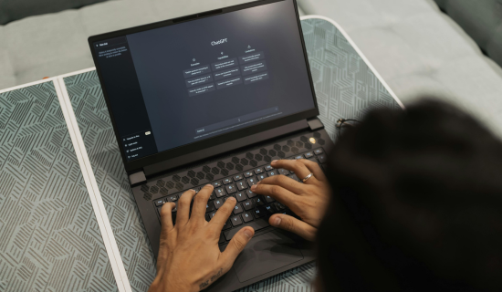 A visual guide explaining how to use ChatGPT, enter prompts, and get useful answers from the AI chatbot.